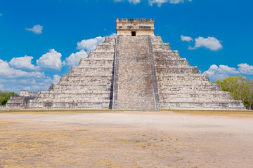 Fototapeta na wymiar The pyramid of Kukulkan at the ancient mayan city of Chichen Itza in Mexico