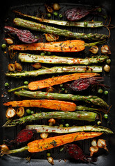 Grilled vegetables  with the addition of olive oil, herbs and spices  on the grill plate, top view. Healthy nutrition concept, vegan meal - obrazy, fototapety, plakaty