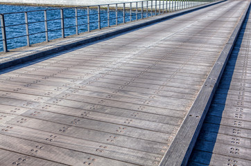 Obraz premium wooden walkway across the bridge 