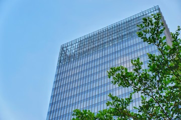 Obraz na płótnie Canvas modern office building with blue sky