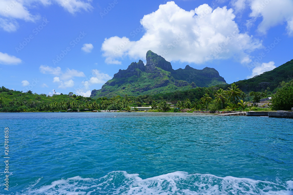 Wall mural View of the Mont Otemanu mountain in Bora Bora, French Polynesia, South Pacific