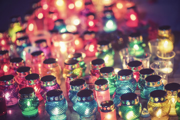 Obraz premium Laying candles in memory of those killed in disasters, war and global cataclysms