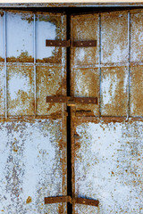 Oxidized and closed metal gate