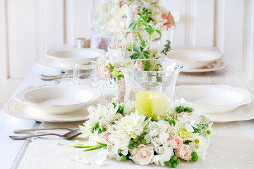 Fototapeta na wymiar Floral decorations on summer party table, romantic wedding reception.
