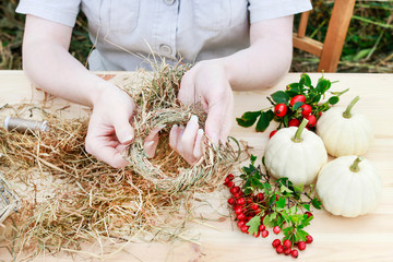 How to make hay wreath decorated with hawthorn berries and rose hip, tutorial.