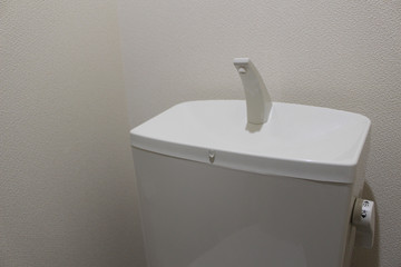 住宅のトイレの手洗い付きタンク