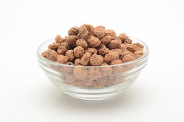 Chufas crudas en un bol de cristal sobre fondo blanco