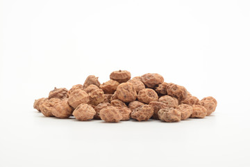 Chufas crudas secas sobre fondo blanco