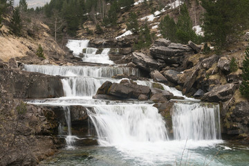 Fototapeta na wymiar waterfall in Monte Perdido