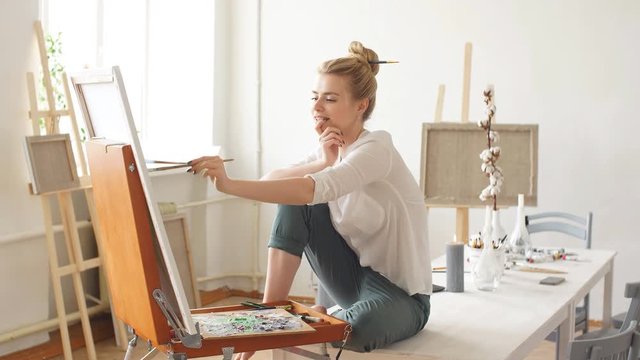 Woman expressing her thoughts and feeling through painting.
