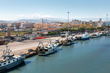 Fototapeta na wymiar Boats on the Pescara river
