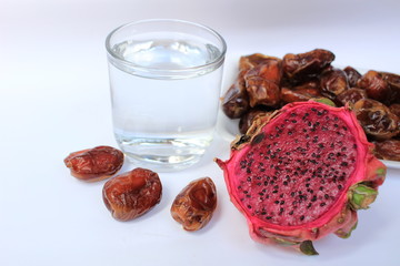 fruit kurma or date, dragon fruit, mineral water, three kinds of things that are suitable for health, the concept of food and drink in the month of Ramadan in Islam (8)