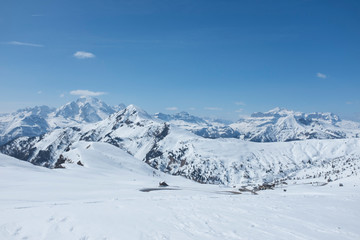 Fototapeta na wymiar panorama in montagna innevato