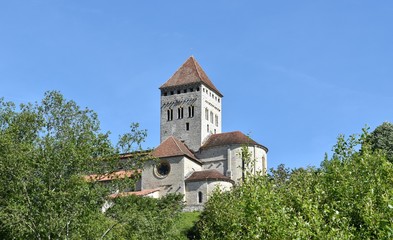 Fototapeta na wymiar De style médiéval voici la très belle et imposante église de Sauveterre de Béarn dans les Pyrénées Atlantiques