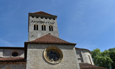 Fototapeta na wymiar Clocher imposant et très bien travaillé de l'église de Sauveterre de Béarn dans les Pyrénées Atlantiques