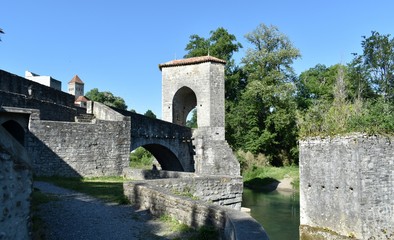Fototapeta na wymiar Jeux d'ombre et de lumière pour cette partie du château de Sauveterre de Béarn qui longe le Gave d'Oloron dans les Pyrénées Atlantiques