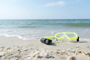 Obraz premium dive equipment on white sand beach in the sea shore