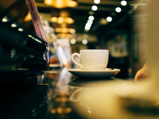 Una taza de cafe en la barra de una cafeteria elegante