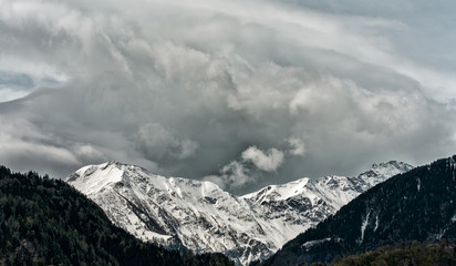 Obraz premium panorama mountain landscape with snowcapped peaks and expressive cloudscape