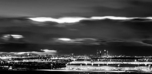 Aeropuerto de Madrid Barajas de noche en blanco y negro