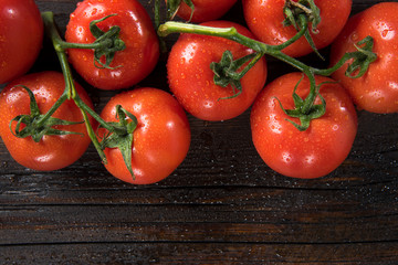 Pomodori a grappolo bagnati