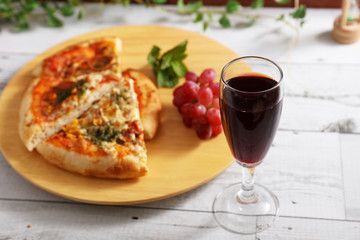 美味しそうなワインとピザ