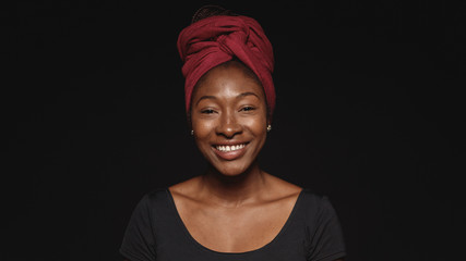 Portrait of smiling african woman in a headwrap - obrazy, fototapety, plakaty