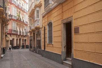 Fototapeta na wymiar calle de centro de la ciudad de Cádiz, Andalucía