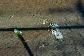 川に捨てられたプラスチックゴミ