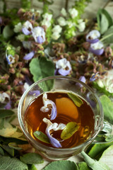 salbeitee aus getrockneten blättern und salbeiblüten