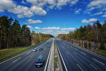 Autobahn die durch den Wald führt mit wenig Fahrzeugverkehr