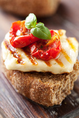 Whole grain rusk with halloumi