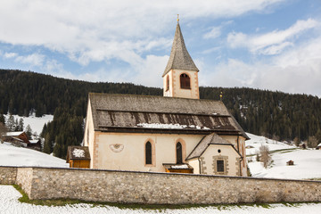 Fototapeta premium Beautiful mountain scenery in the Alps with fresh green meadows in bloom on a beautiful sunny day in springtime. Dolomiti montains in Italy. Landscape in spring in Europe.