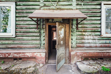 Fototapeta na wymiar Door of the ancient dirty house.