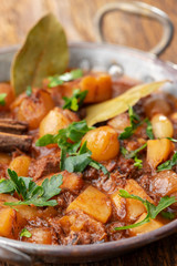 Griechisches Stifado auf dunklem Holz