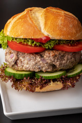 bayerischer Burger in einer Semmel