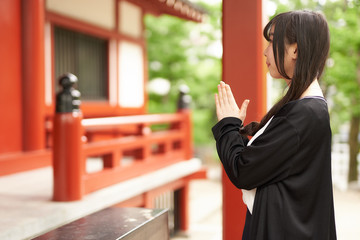 神社へお参り（参拝）する女性