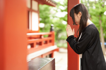 神社へお参り（参拝）する女性