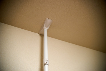 突っ張り棒・地震対策・天井