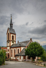 Obraz premium Dramatischer Wolkenhimmel über der denkmalgeschützten 