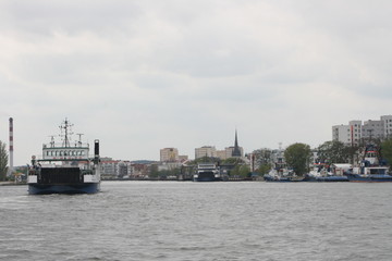 Fototapeta premium Der Hafen in Swinemünde, Blick auf die Stadt