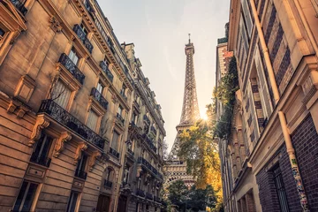 Foto op Canvas Eiffeltoren in Parijs gezien vanaf de straat © Stockbym
