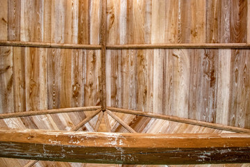 Charpente intérieure de toiture en bois