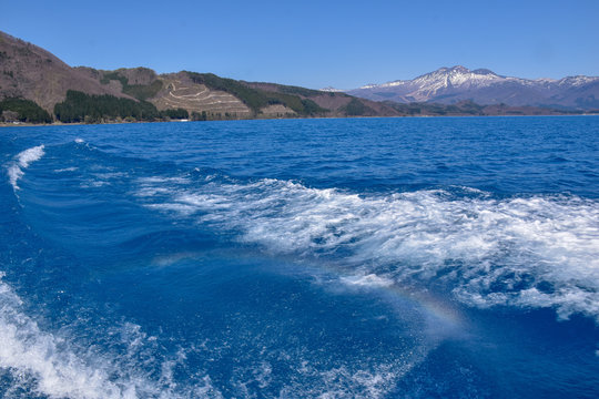 田沢湖と遊覧船