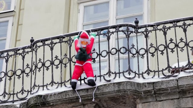 Santa on the balcony,christmas balcony, santa climb to the balcony of the toy