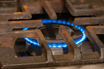 Hornalla con llama azul. Ilustración de consumo de gas