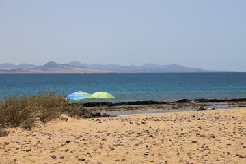 Fototapeta na wymiar parasol sur plage de paradis