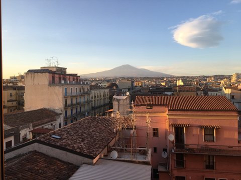 Die Stadt Catania mit dem &Auml;tna im Hintergrund