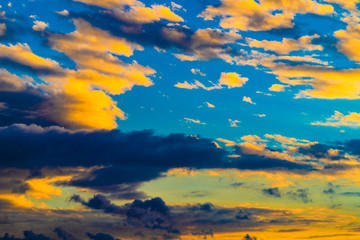 Com a cabeça nas nuvens coloridas