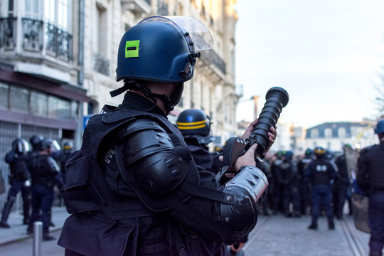 Gendarme avec lanceur de grenades lacrymog&egrave;nes